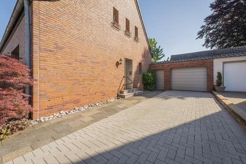 Hauseingang + Garage - Doppelhaushälfte in 41363 Jüchen mit 103m² kaufen