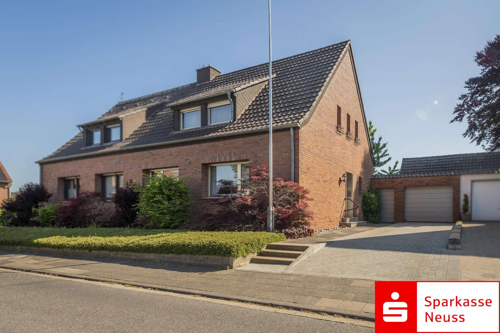 Straßenansicht - Doppelhaushälfte in 41363 Jüchen mit 103m² kaufen