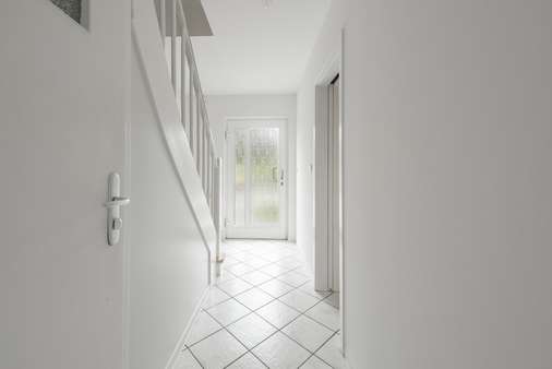 Blick zur Haustür Eingang - Reihenmittelhaus in 40670 Meerbusch mit 82m² kaufen