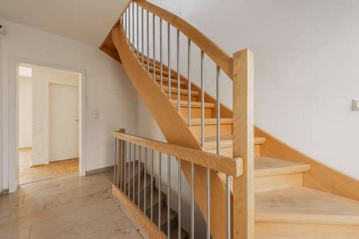 Modernes Treppenhaus - Doppelhaushälfte in 41352 Korschenbroich mit 118m² kaufen