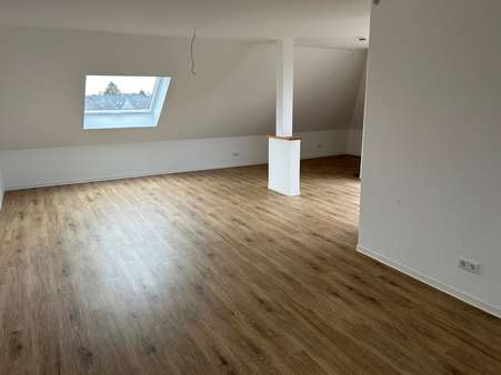 12-DG Wohnzimmer 1 - Dachgeschosswohnung in 41069 Mönchengladbach mit 103m² mieten