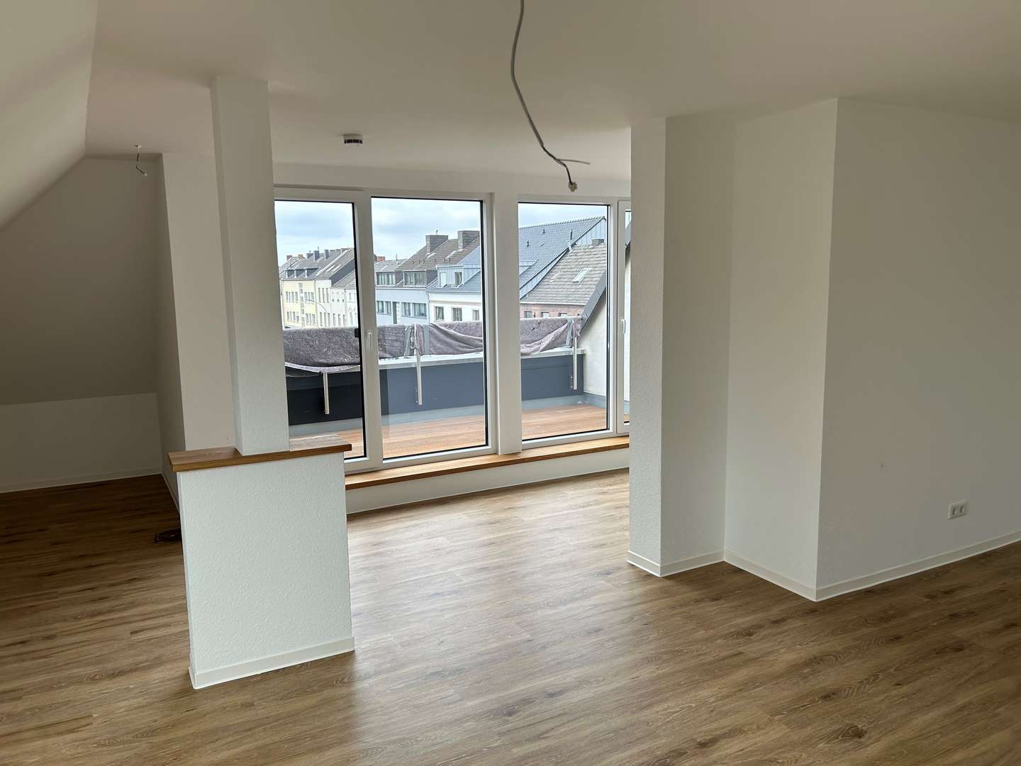 12-DG Wohnzimmer 2 - Dachgeschosswohnung in 41069 Mönchengladbach mit 103m² mieten