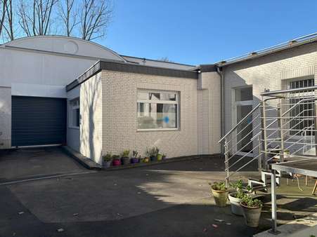 Gewerbeeinheit und Lagerhalle - Mehrfamilienhaus in 47799 Krefeld mit 380m² kaufen