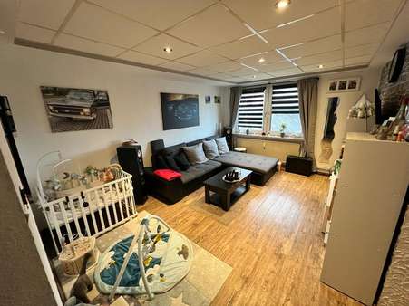 Wohnzimmer - Etagenwohnung in 47249 Duisburg mit 67m² kaufen