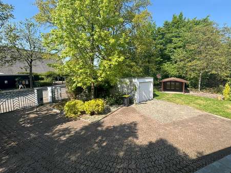 Einfahrt, Garten und freistehende Garage - Einfamilienhaus in 47803 Krefeld mit 200m² kaufen