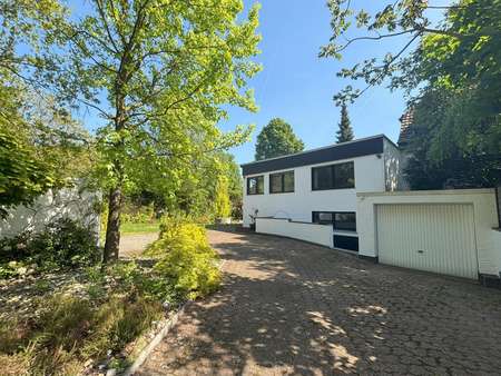 Einfahrt und Garage am Haus - Einfamilienhaus in 47803 Krefeld mit 200m² kaufen