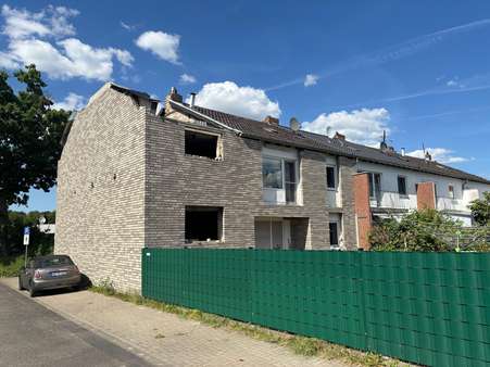 Rückansicht Rückansicht - Zwangsversteigerung Zweifamilienhaus in 41747 Viersen mit 107m² kaufen