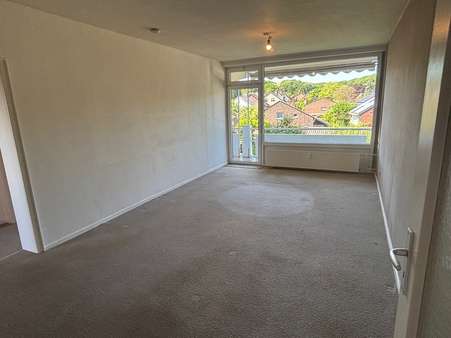 Wohnzimmer mit Balkonzugang - Etagenwohnung in 41749 Viersen mit 65m² kaufen