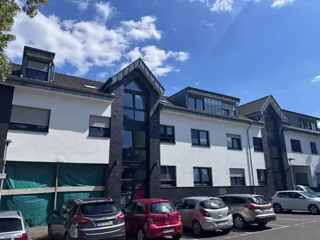 12-Familienhaus mit Gewerbefläche und Stellplätzen
