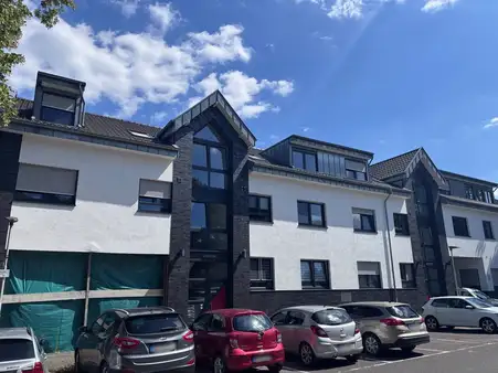 12-Familienhaus mit Gewerbefläche und Stellplätzen