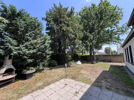 Zweifamilienhaus mit Halle und Nebenflächen