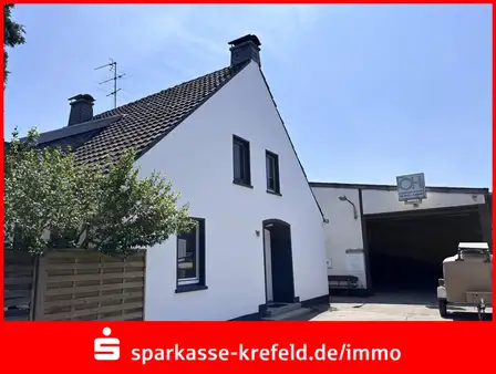 Zweifamilienhaus mit Halle und Nebenflächen