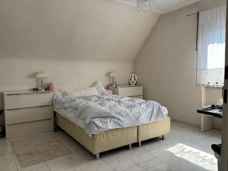 Schlafzimmer - Doppelhaushälfte in 40668 Meerbusch mit 101m² kaufen
