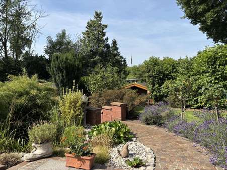Weg zum Gartenhaus Weg zum Gartenhaus - Einfamilienhaus in 47809 Krefeld mit 130m² kaufen