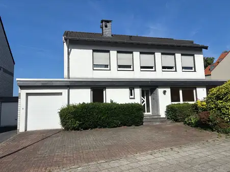 Freistehendes Einfamilienhaus mit Büroeinheit in Teileigentum