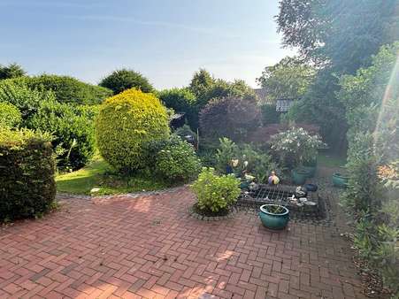 Blick über die große Terrasse mit Gartenteich - Mehrfamilienhaus in 41749 Viersen mit 105m² kaufen