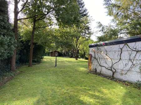 Blick in den schönen Garten - Mehrfamilienhaus in 47800 Krefeld mit 248m² kaufen