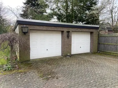Dreifamilienhaus mit 2 Garagen