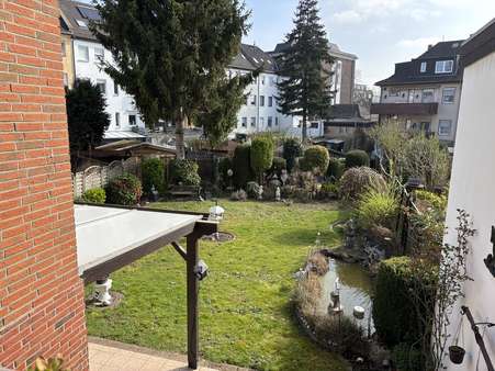 Blick in den Garten Blick in den Garten - Zweifamilienhaus in 47809 Krefeld mit 120m² kaufen