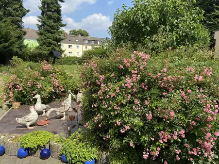 Reihenendhaus mit Garage und großem Garten