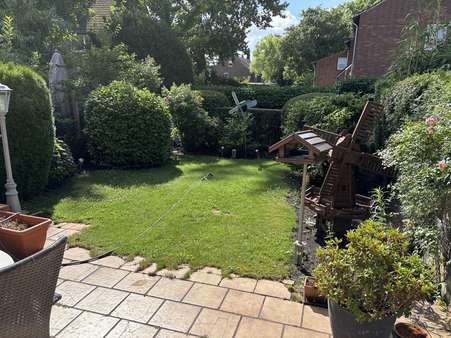 Blick in den Garten - Reihenmittelhaus in 47800 Krefeld mit 109m² kaufen