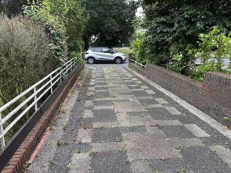 Hauszufahrt Hauszufahrt - Zweifamilienhaus in 47799 Krefeld mit 199m² kaufen