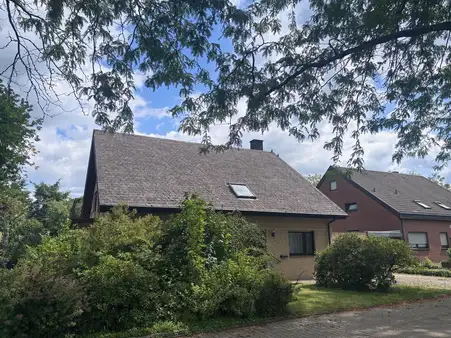 Freistehendes Einfamilienhaus mit großer Doppelgarage