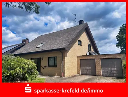 Freistehendes Einfamilienhaus mit großer Doppelgarage