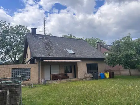 Freistehendes Einfamilienhaus mit großer Doppelgarage
