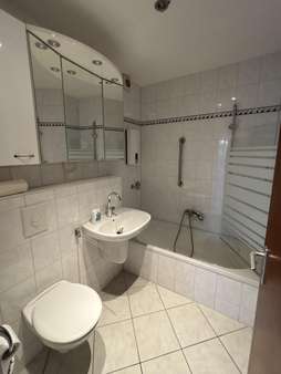 Badezimmer Badezimmer - Etagenwohnung in 47803 Krefeld mit 100m² kaufen