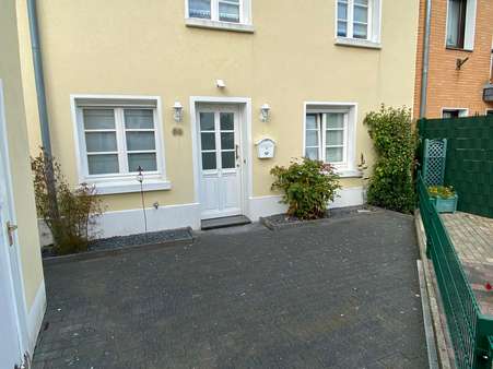 Hauseingangsseite - Reihenmittelhaus in 41366 Schwalmtal mit 92m² günstig kaufen
