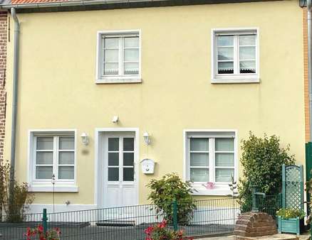 Hauseingangsseite mit Holzsprossenfenstern - Reihenmittelhaus in 41366 Schwalmtal mit 92m² günstig kaufen