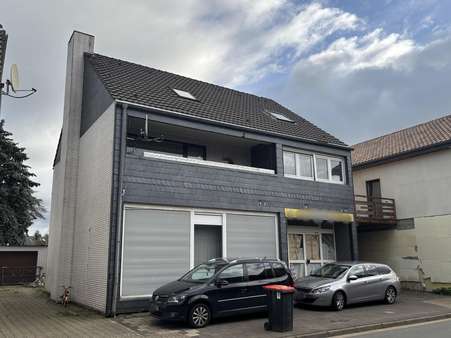 Straßenansicht Straßenansicht - Zwangsversteigerung Zweifamilienhaus in 47475 Kamp-Lintfort mit 85m² kaufen