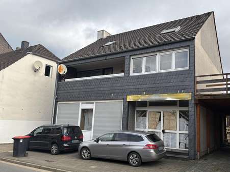 Straßenansicht Straßenansicht - Zwangsversteigerung Zweifamilienhaus in 47475 Kamp-Lintfort mit 85m² kaufen