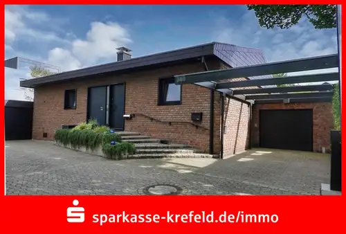 Bungalow mit Garage und Carport