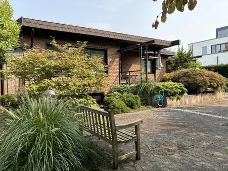 Bungalow mit Garage und Carport