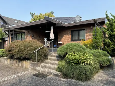 Bungalow mit Garage und Carport