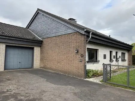 Freistehender Bungalow mit Garage