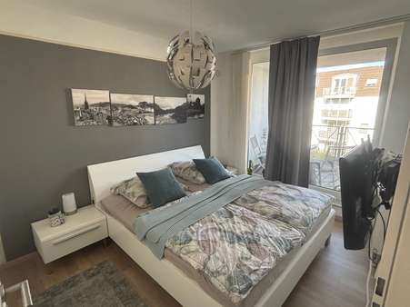 Schlafzimmer mit Zugang zur Loggia - Etagenwohnung in 41063 Mönchengladbach mit 51m² kaufen