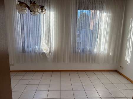 Wohnzimmer im Erdgeschoss - Doppelhaushälfte in 41747 Viersen mit 95m² kaufen