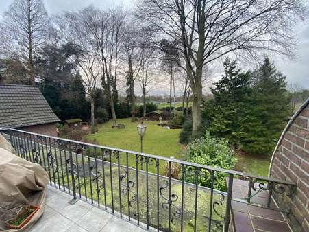 Wohnung 1.Etage Blick vom Balkon - Mehrfamilienhaus in 47804 Krefeld mit 380m² kaufen