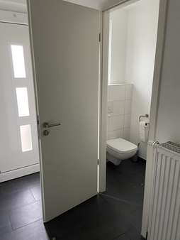 Eingangsdiele mit Gäste-WC - Reihenmittelhaus in 47829 Krefeld mit 109m² kaufen