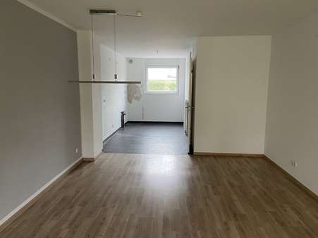 Wohnzimmer mit offener Küche - Reihenmittelhaus in 47829 Krefeld mit 109m² kaufen