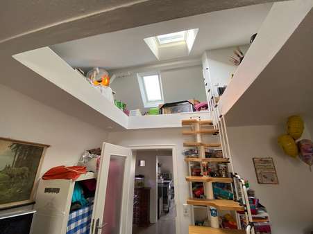 Wohnzimmer mit Empore - Etagenwohnung in 40668 Meerbusch mit 58m² günstig kaufen