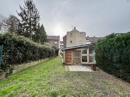 Doppelhaushälfte mit Altbaucharme und Carport