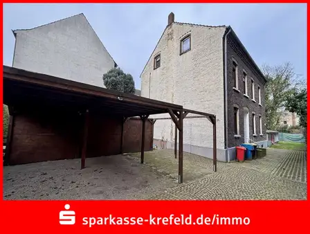 Doppelhaushälfte mit Altbaucharme und Carport