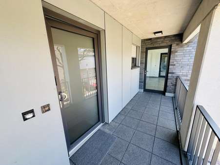 Laubengang zur Eingangstüre - Etagenwohnung in 47608 Geldern mit 70m² kaufen