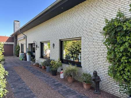 Zuwegung Hauseigang und zweite Garage - Einfamilienhaus in 47559 Kranenburg mit 154m² kaufen