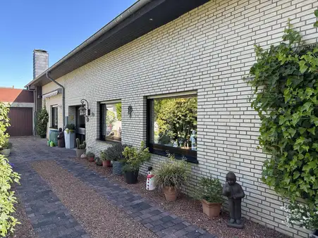 Geräumiges Einfamilienhaus mit Dachterrasse und Loggia 