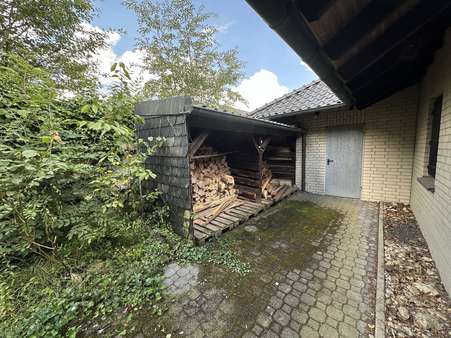 Holzlager und Seiteneingang Garage - Bungalow in 47533 Kleve mit 142m² kaufen